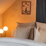 Charming & Cozy In The Heart Of דירה גנט