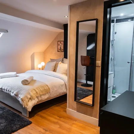 Charming & Cozy In The Heart Of Lägenhet *